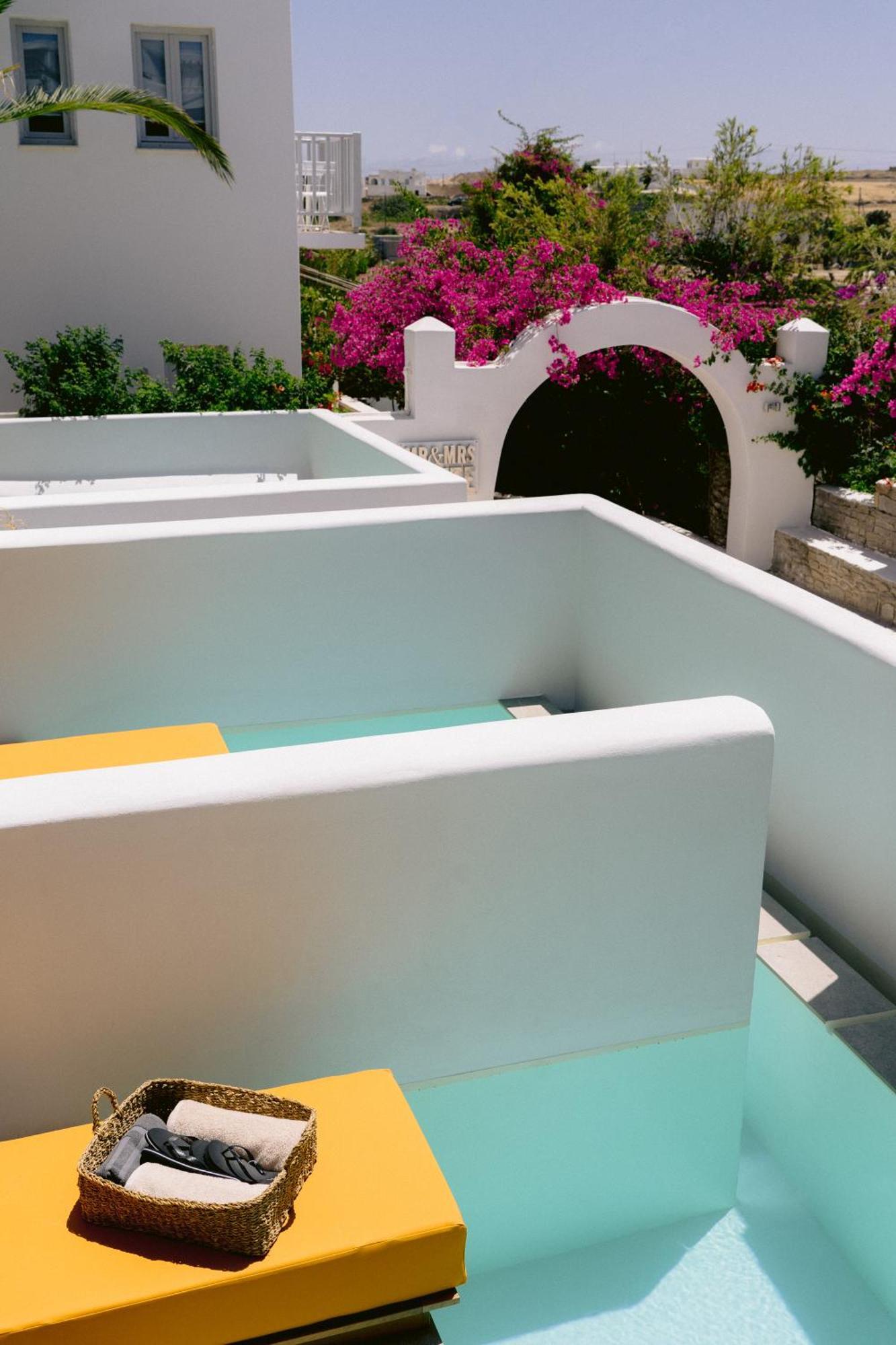 Mr & Mrs White Paros Suites & More เนาซา ห้อง รูปภาพ